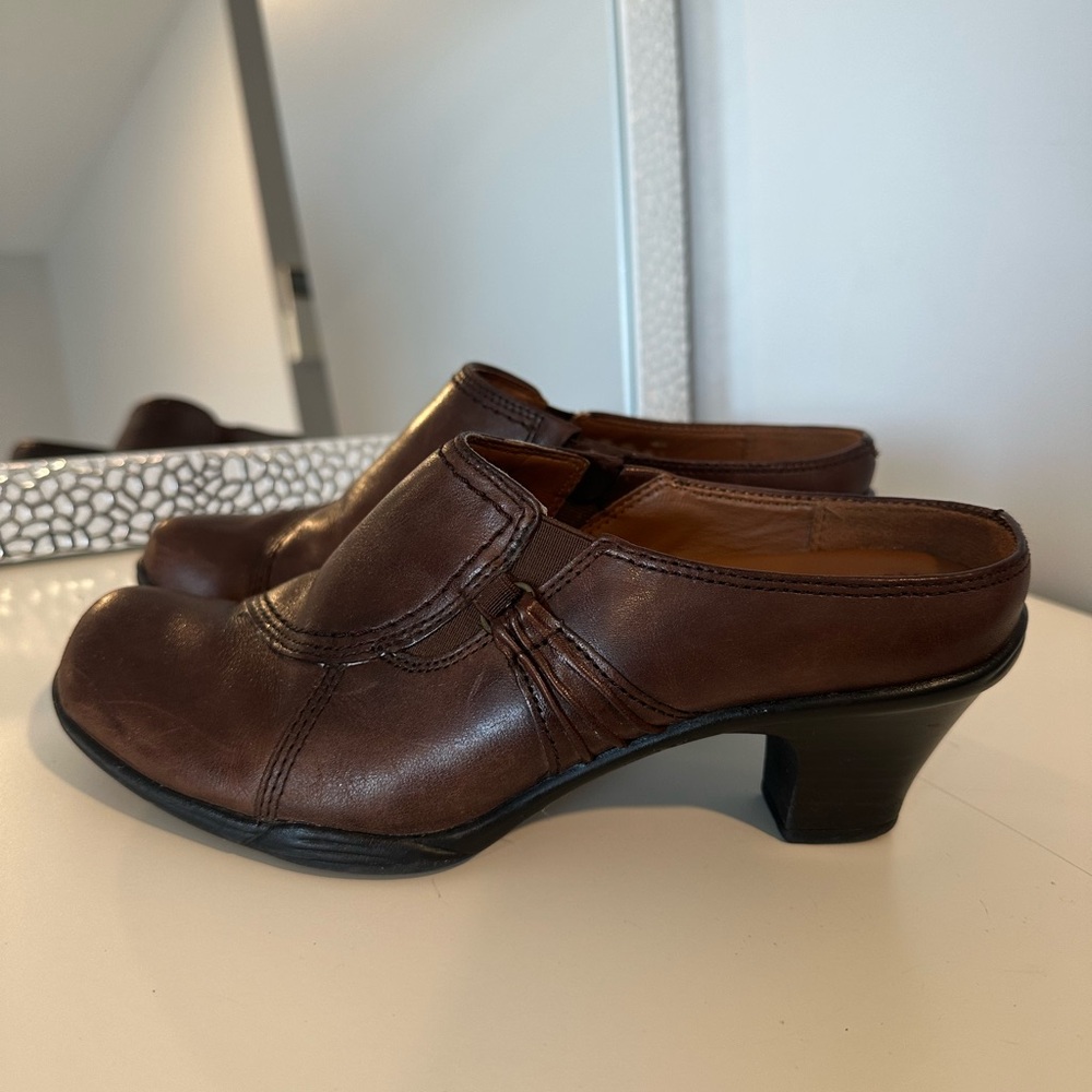 Earth Spirit Classics Womens Size 7M Brown Leather Emma Clogs Mules Heels
